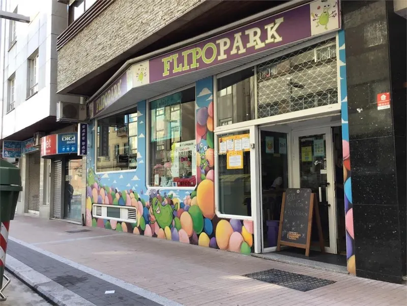 Fachada de FlipoPark en la calle Echegaray, Pontevedra, con rótulo del local y escaparate con dibujos de bolas de colores
