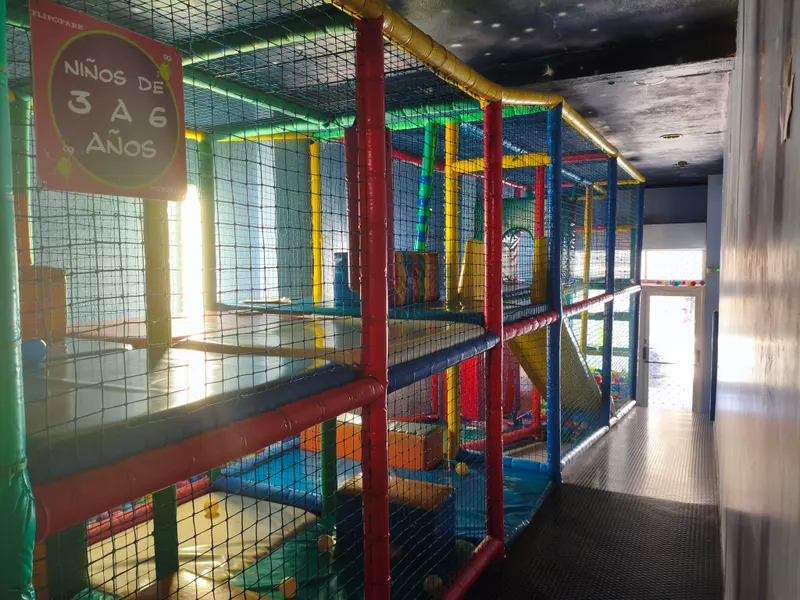 Estructura de juego con red y tobogán en la zona señalizada "Niños de 3 a 6 años" de FlipoPark