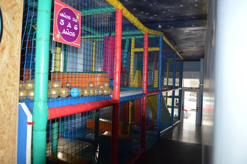 Túnel de red con juegos blandos en la zona señalizada para niños de 3 a 6 años