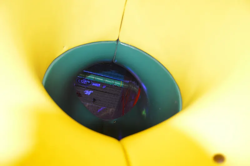 Vista desde dentro de un tobogán tubular hacia otra zona de juego de la estructura