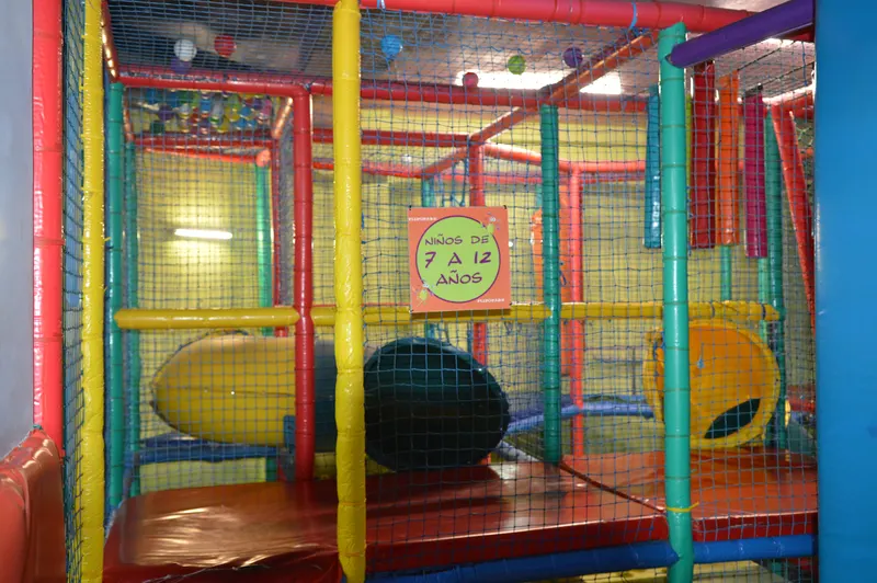 Túnel torpedo y red de juego en la zona señalizada para niños de 7 a 12 años