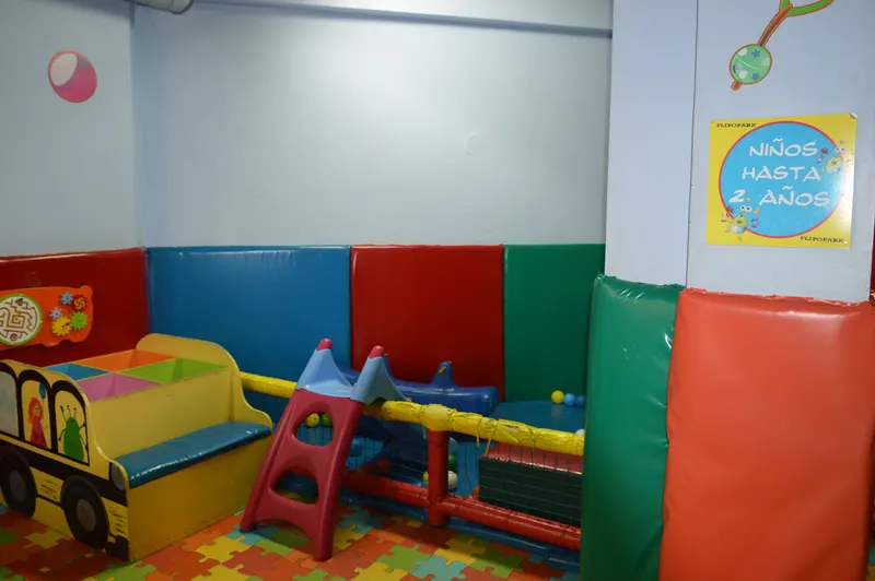 Zona de juego blanda para niños hasta 2 años, con tobogán pequeño y piscina de bolas